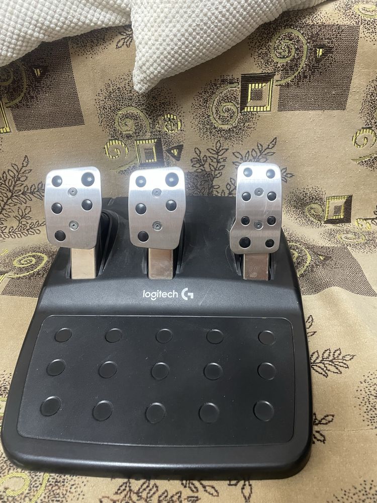 Продаю игровой руль Logitech G29 — почти новый!