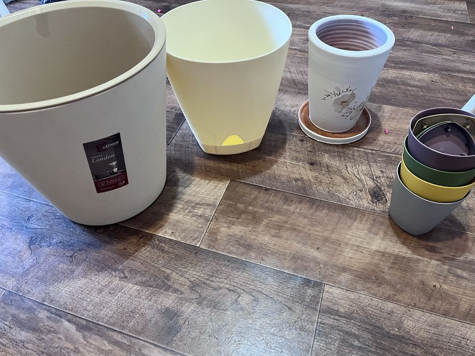 Новые цветочные горшки, два по 30 см выс и 28 см диам, в дар орхидея