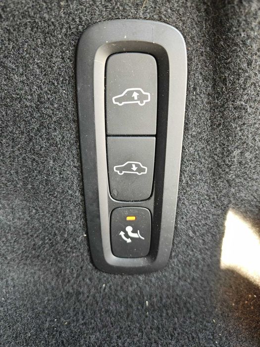 Volvo XC60 T8 R-Design - 2019 - cu garantie si TVA deductibil