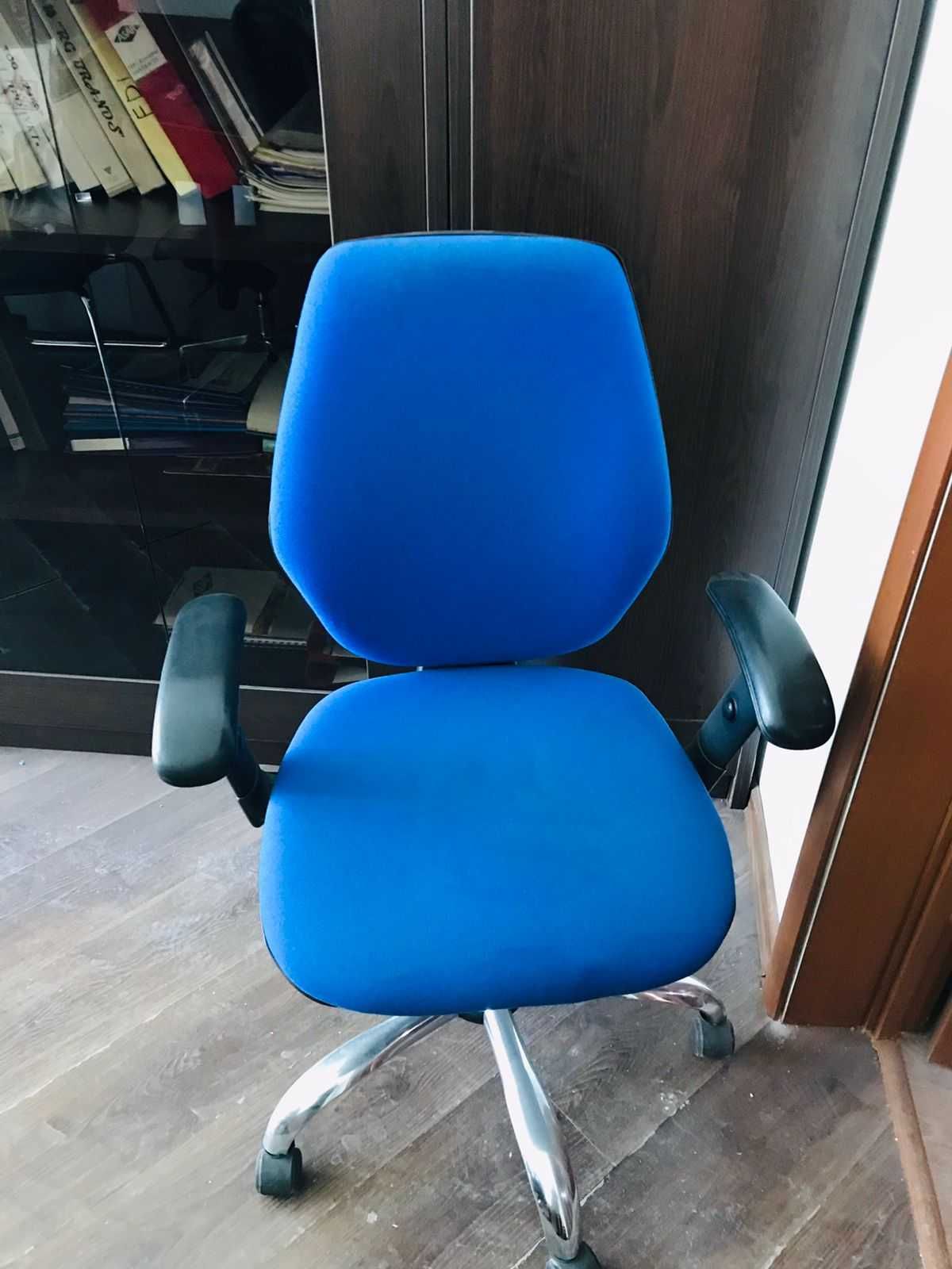 Кресло офисное в отличном состоянии