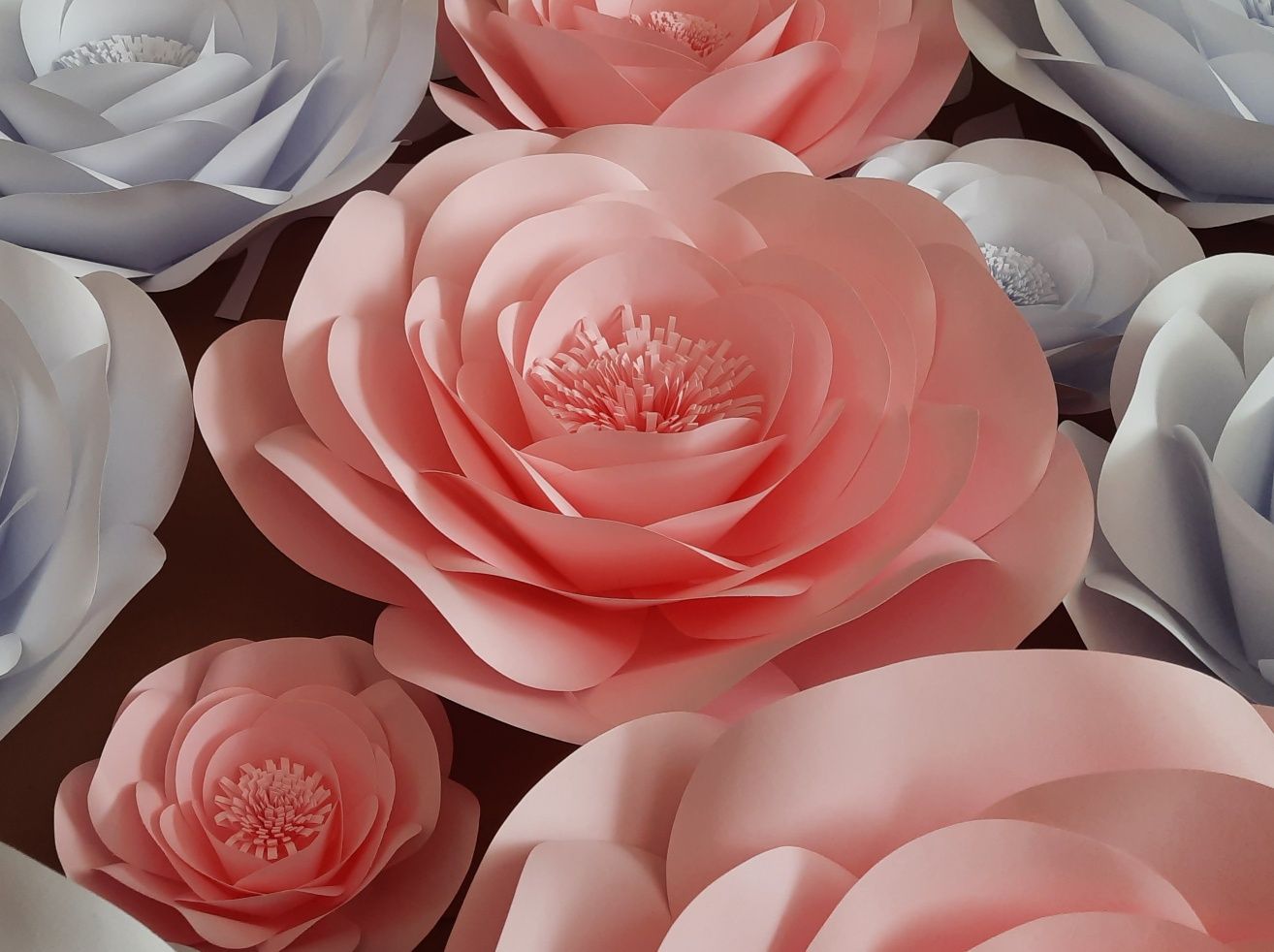 Хартиени рози и цветя за украси и декорация