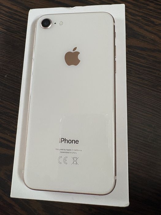 Iphone 8 Rose Gold с зарядно и кутия Дисплея е оригинален