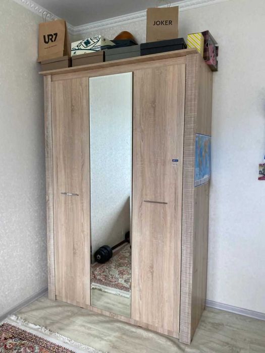 Шкаф и кровать для спальной или детской