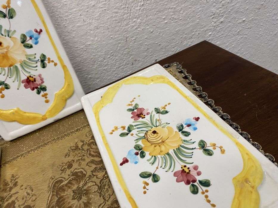 Стенни порцеланови вази с орнаменти