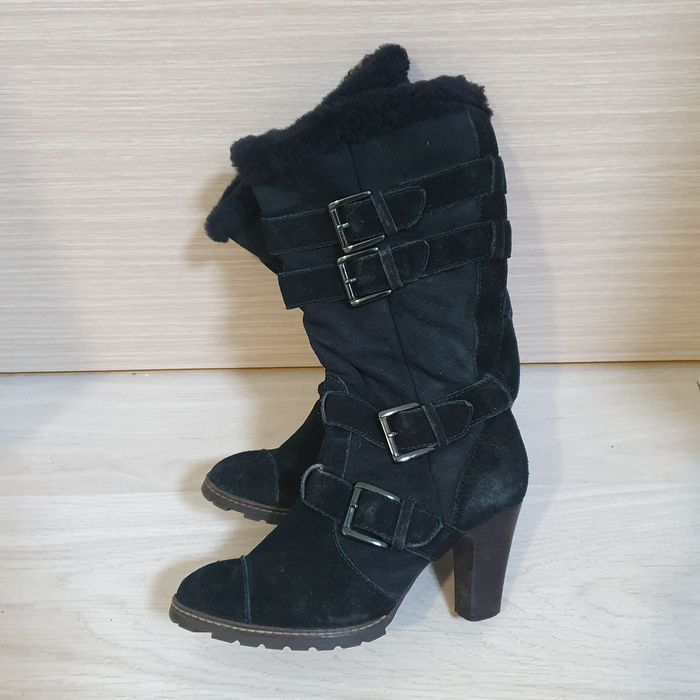 Замшевые зимние сапоги Clarks