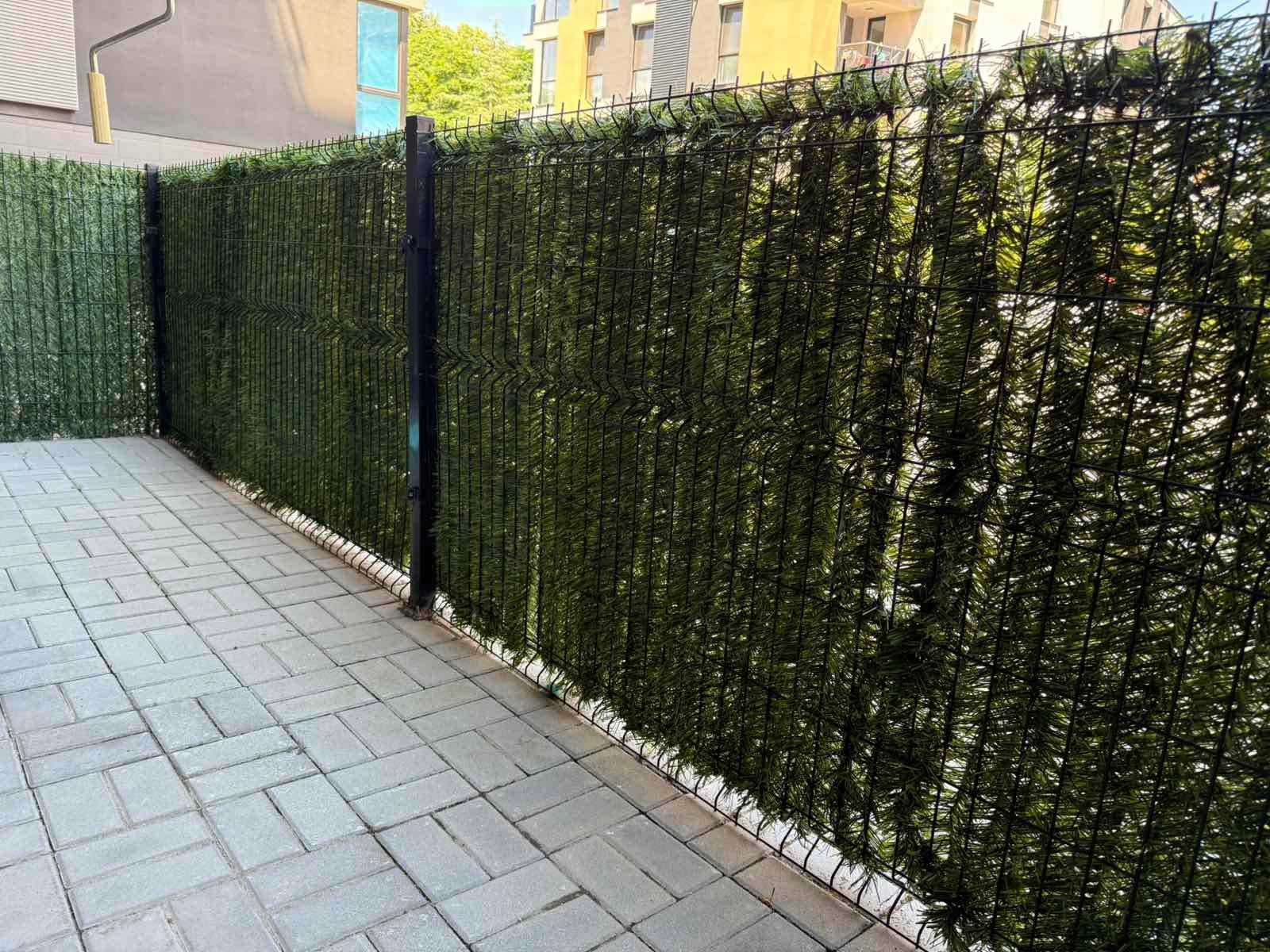 Оградно пано със Стълбове и Скоби + Тревна декорация - PVC Покритие
