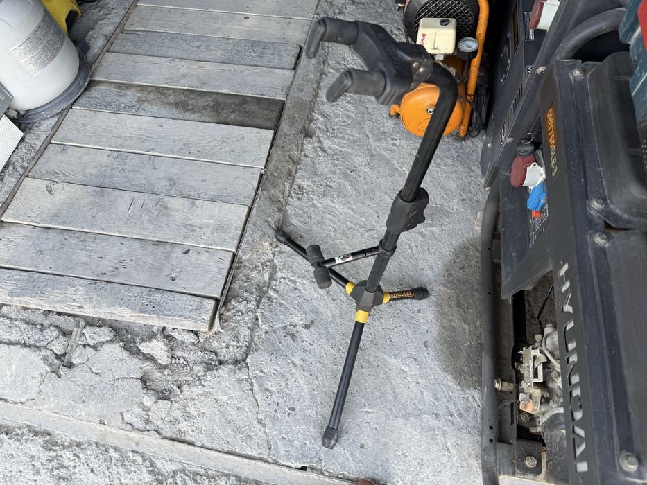 * стойка для гитары HERCULES в отличном состоянии не дорого!