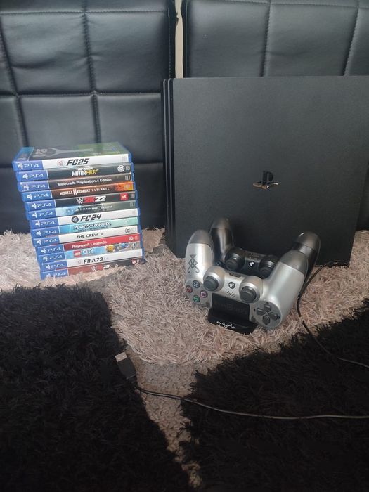 PS4 PRO 1 TB , cu doua manete + statie de incarcare