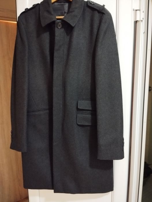 Продавам мъжко палто.