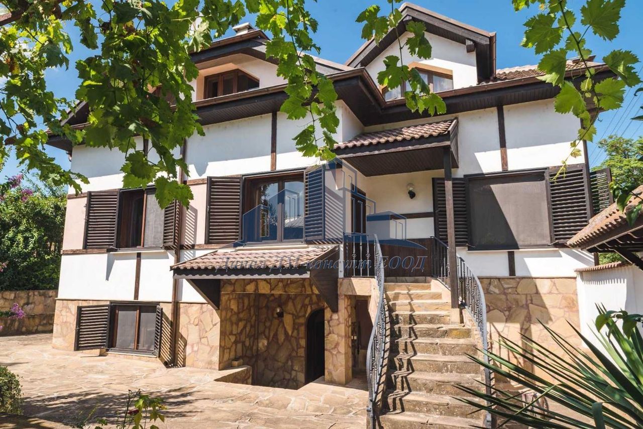 Продава се Къща в с. Мадара, Област Шумен - 1550 кв.м за 368 €/кв.м - Снимка #1