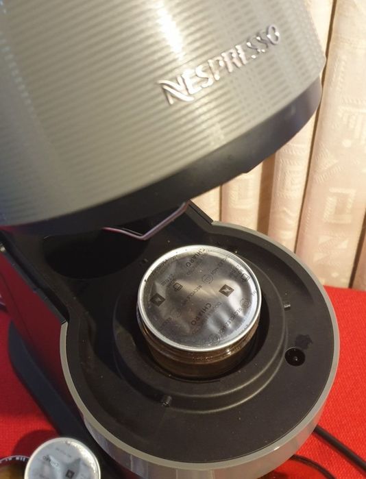 Espressor Nespresso cu capsule.