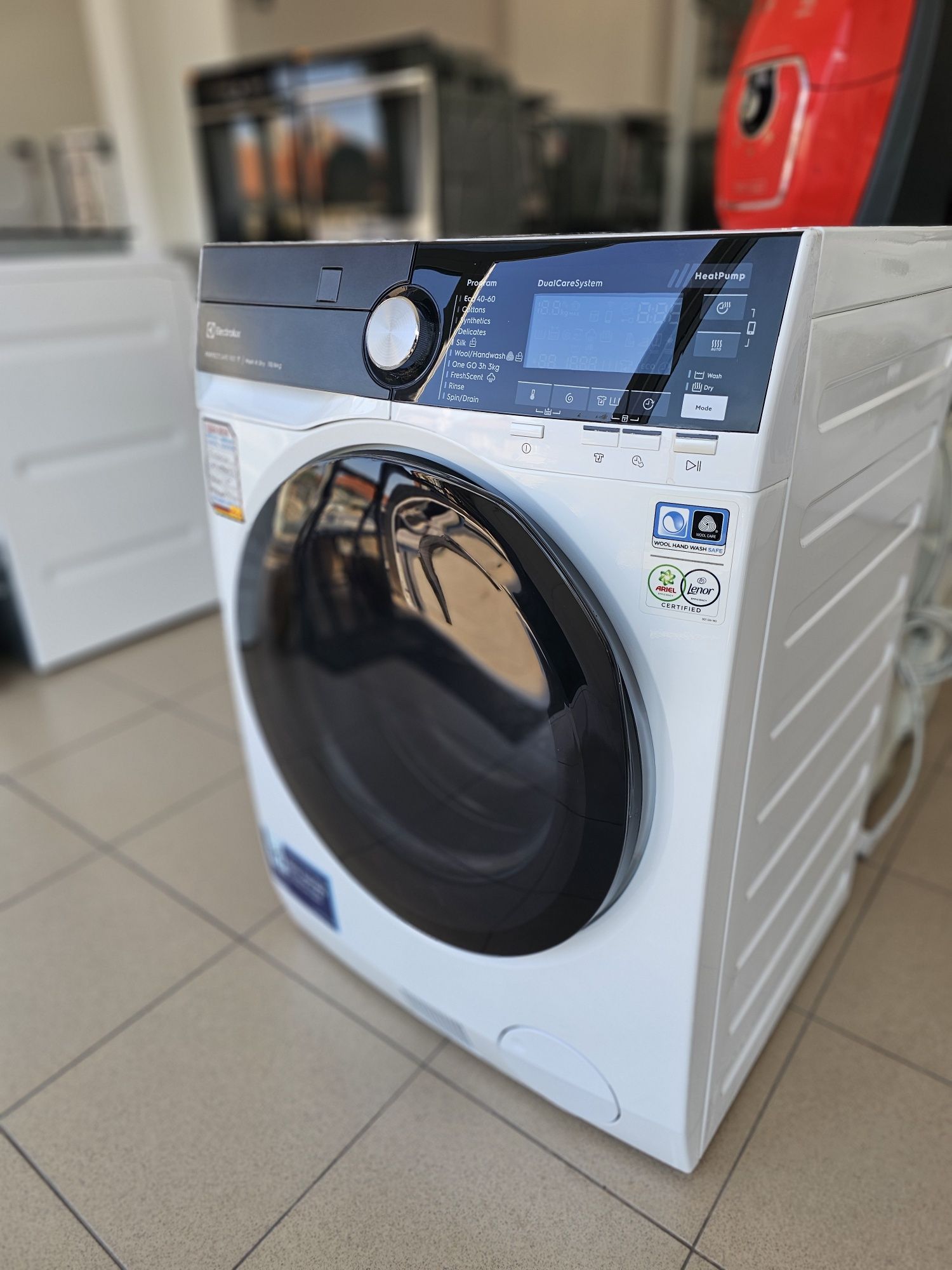 Комбинирана пералня със сушилня с термопомпа Electrolux