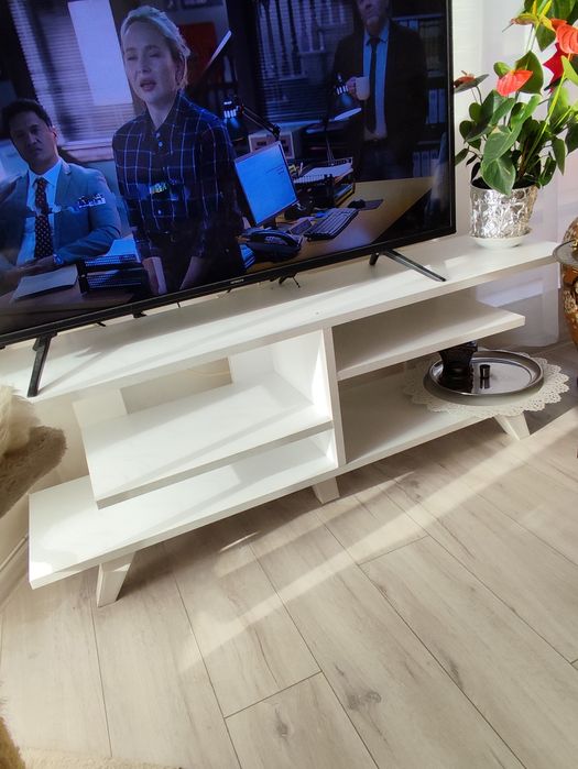 Продавам бял ТV шкаф