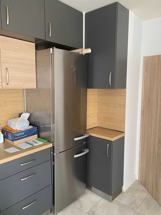 Кухня в цвят графит и натурално дърво