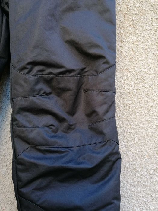 Продавам нови детски черни ски панталони за възраст 4, 6, 7, 8, 14-16