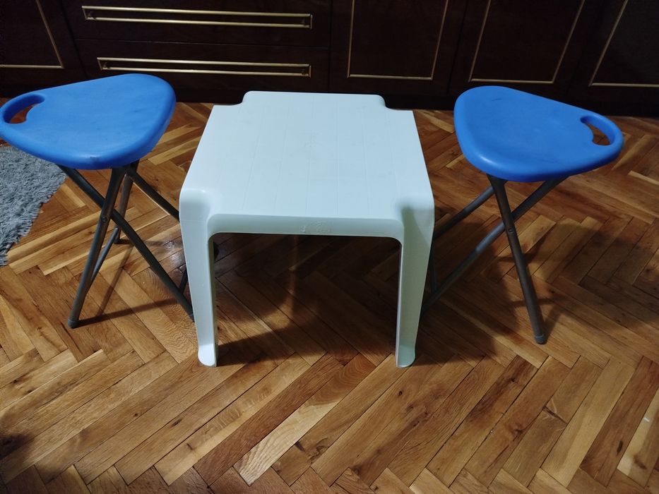 Маса с два броя сгъваеми столове.