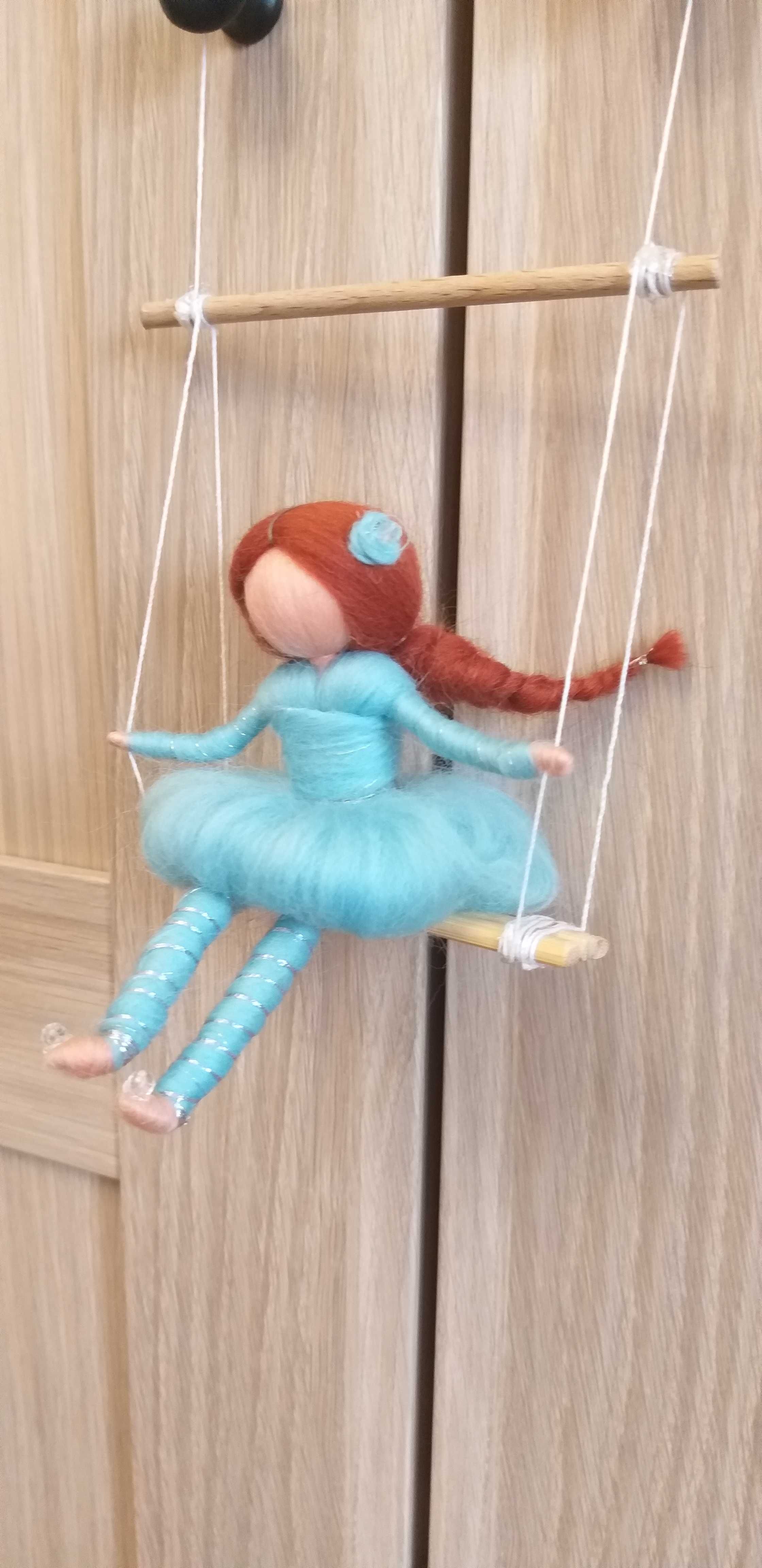 Fetiță pe leagăn- Figurină din lână inspirată din pedagogia Waldorf.
