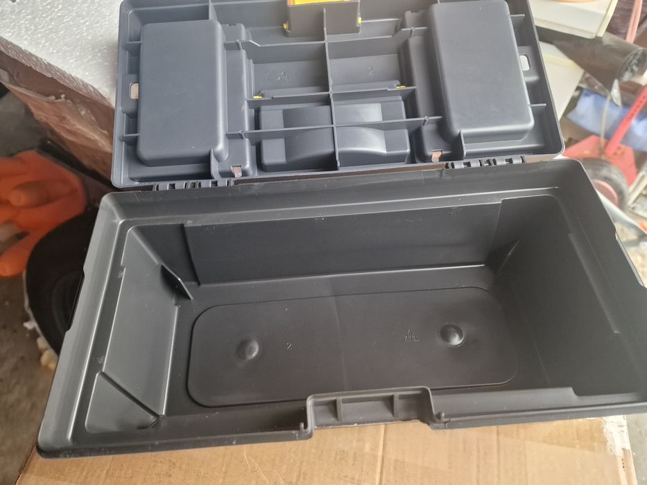 Cutie scule mecanica, spatii depozitare , raft interior.

Dimensiune: