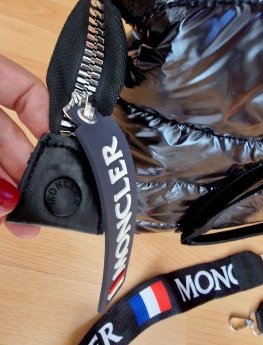 Geanta Moncler,material textil impermeabil,curea detasabila, Italia