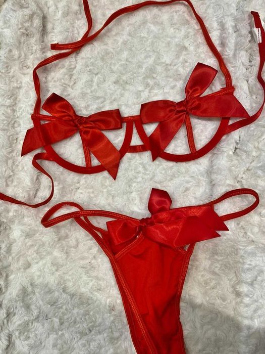 Set lenjerie sexy cu fundite satinate