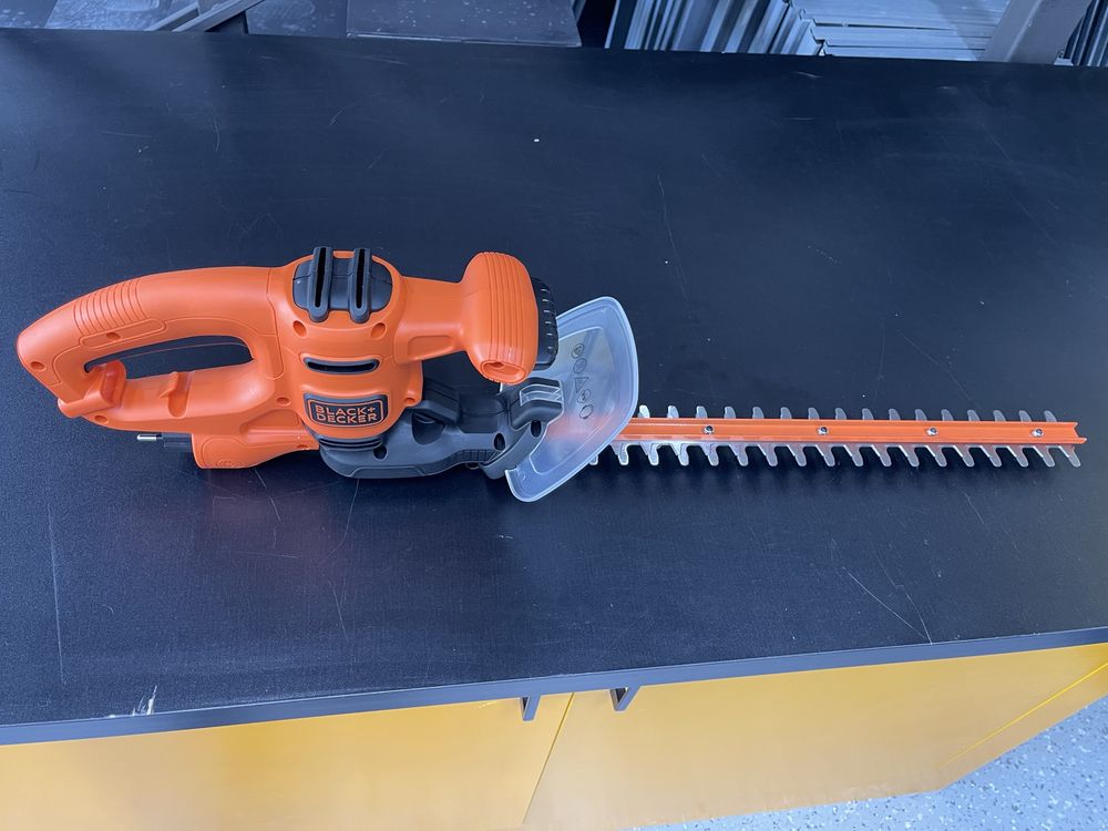 Электрический кусторез Black & Decker BEHT201-QS
