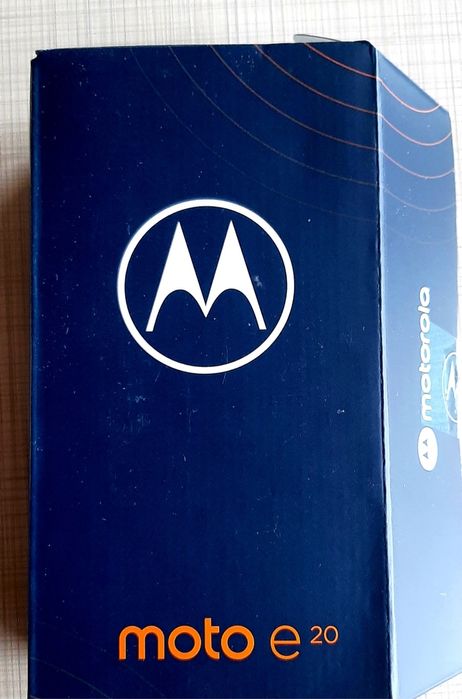 Motorola e 20 + протектор за екран