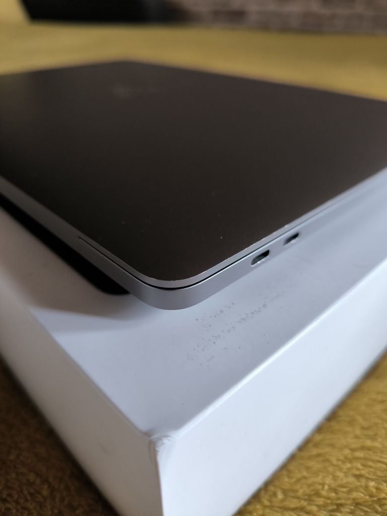 Macbook Pro 16' - 2019 - 32 RAM - intel i7 - SSD 500 GB