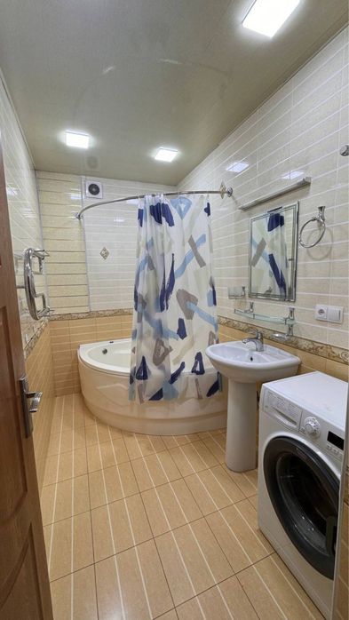 Срочно Продаётся Квартира Ойбек метро У.л Чехова 60.Школа 3.комнатная