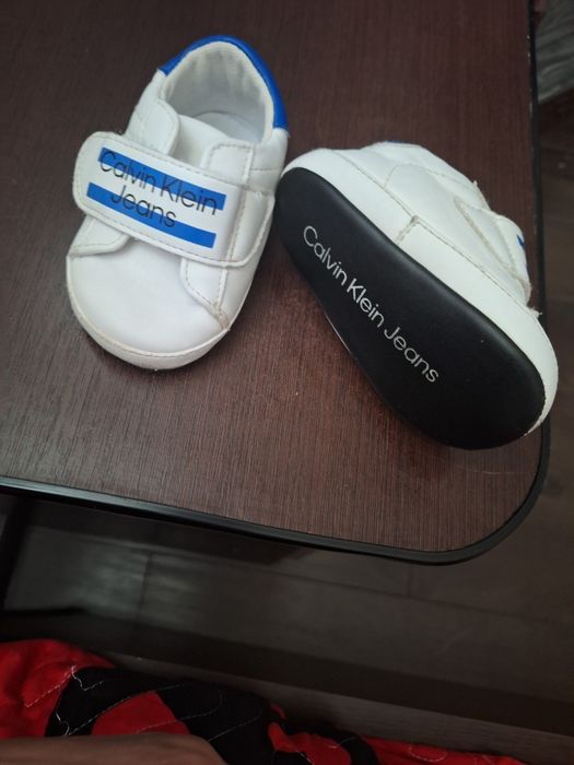 Vând adidași nike bebe și botoșei bebe calvin klein