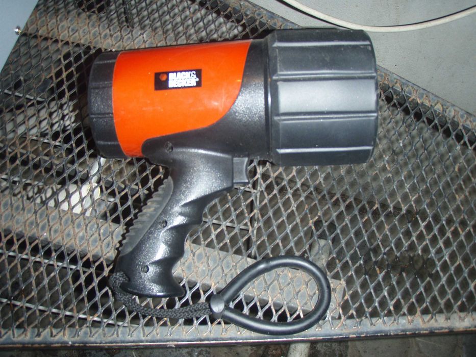 Lanterna cu bec Xeon Black & Decker BDV156, acumulatorul nu mai tine