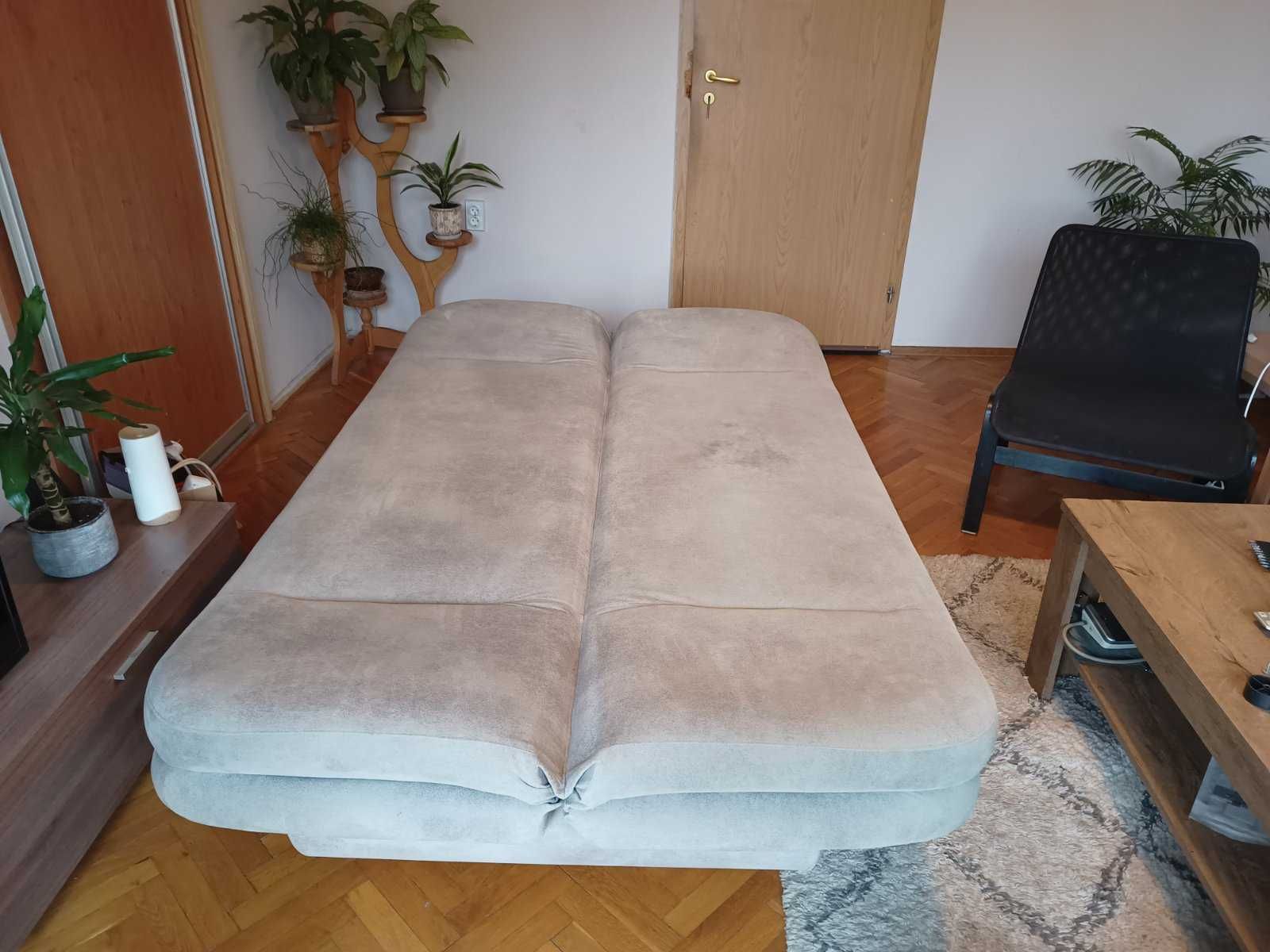 Елегантен триместен диван