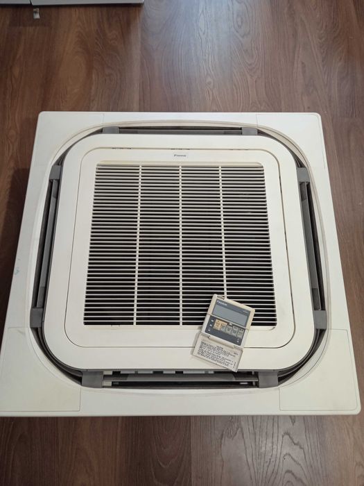 Климатик Daikin 24000BTU с две вътрешни таваннокасетъчни тела