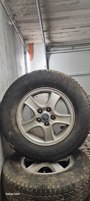 Гуми Yokohama 225/70/16 всесезонни с джанти