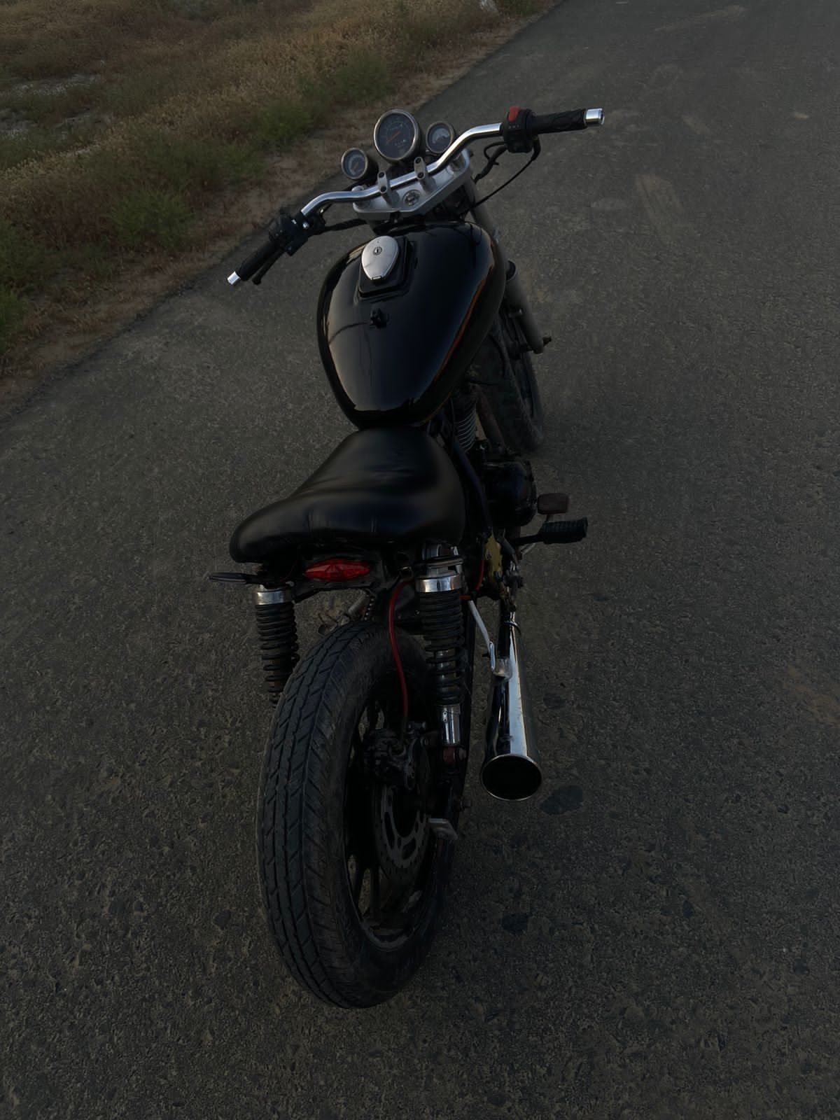 Мотоцикл боббер на ходу