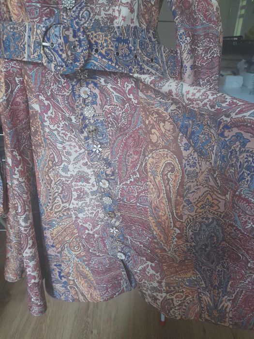 Красива рокля около коляното