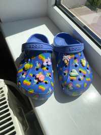 CROCS fete culoare albastru deschis masura J3 (34-35) cu jibbitz