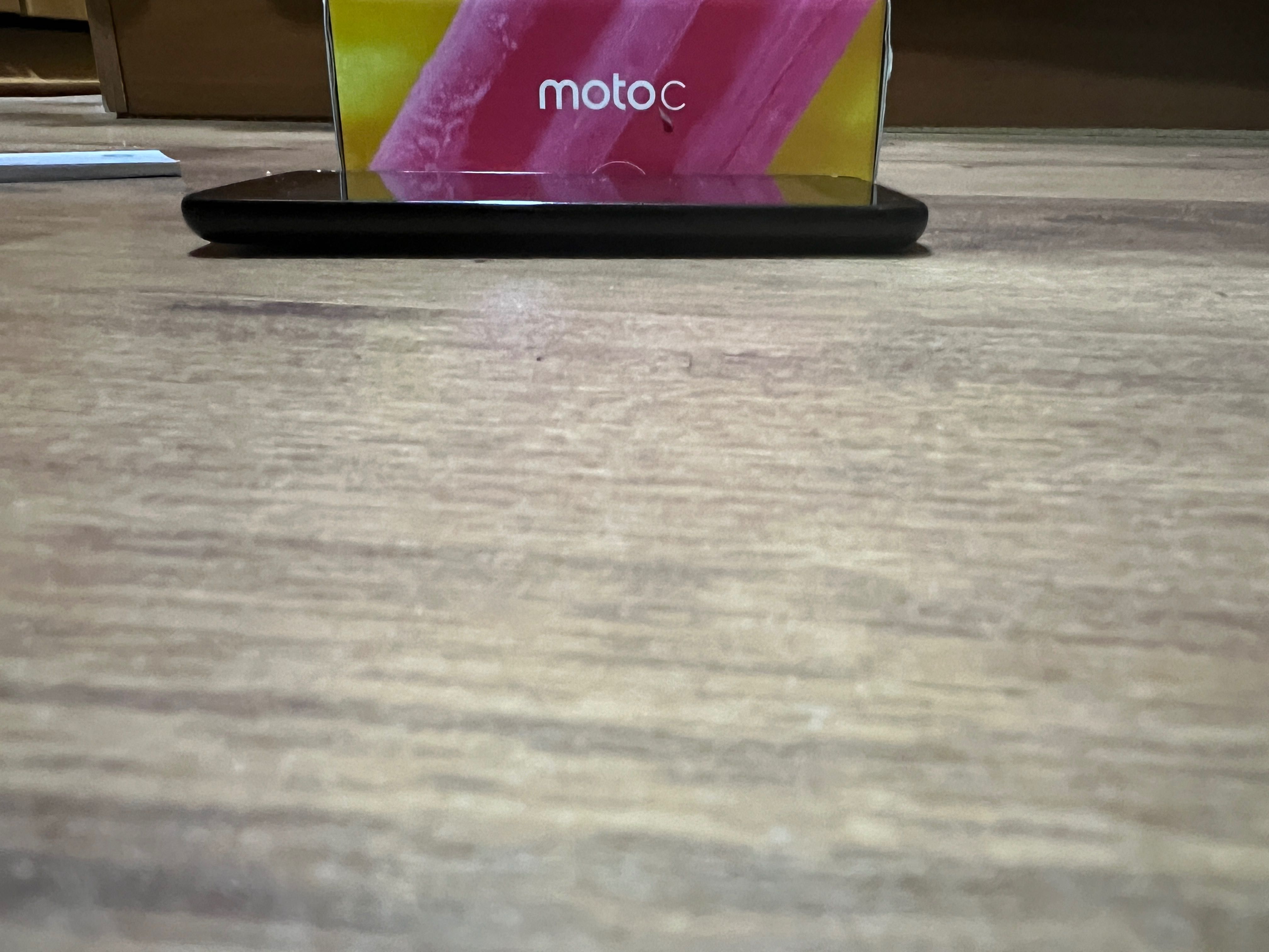 Lenovo moto c в перфектно състояние като нов без драскотина.