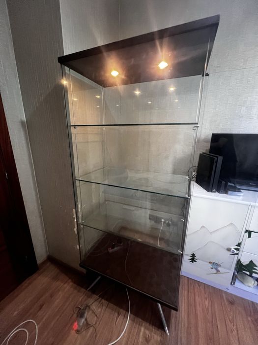Стеклянный шкаф с подсветкой