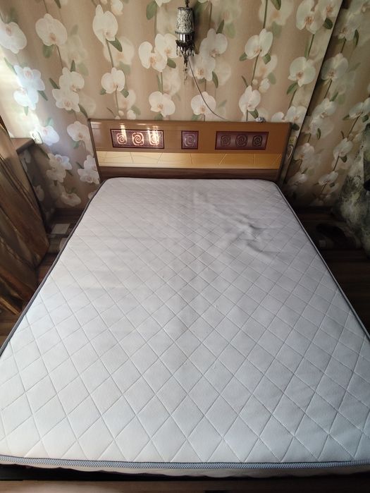 Кровать двух спальная с матрасом