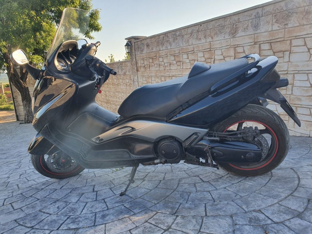 Страхотен Yamaha T max