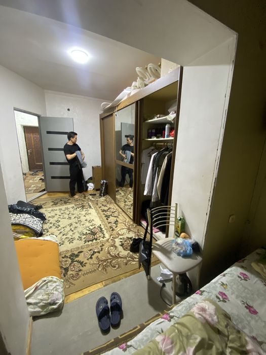 G’afur G’ulom metrosi oldida bollarga