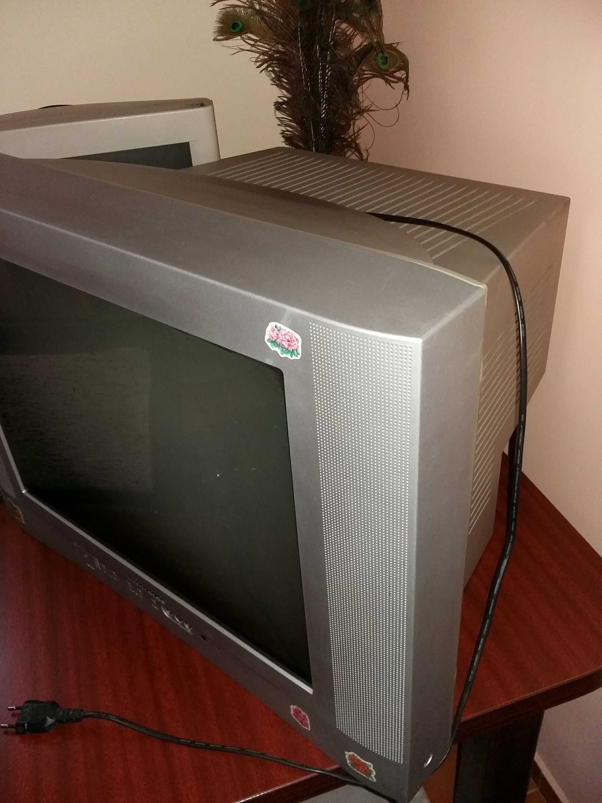 vând televizoare vechi-2 modele