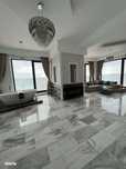 Penthouse mobilat lux , vedere frontală la mare