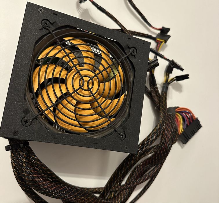 Sursă: nJoy Ayrus 450W – 80 Plus