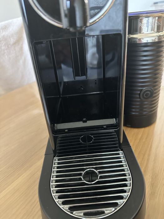 Кафемашина Nespresso с уред за топло и студена млечна пяна и стойка
