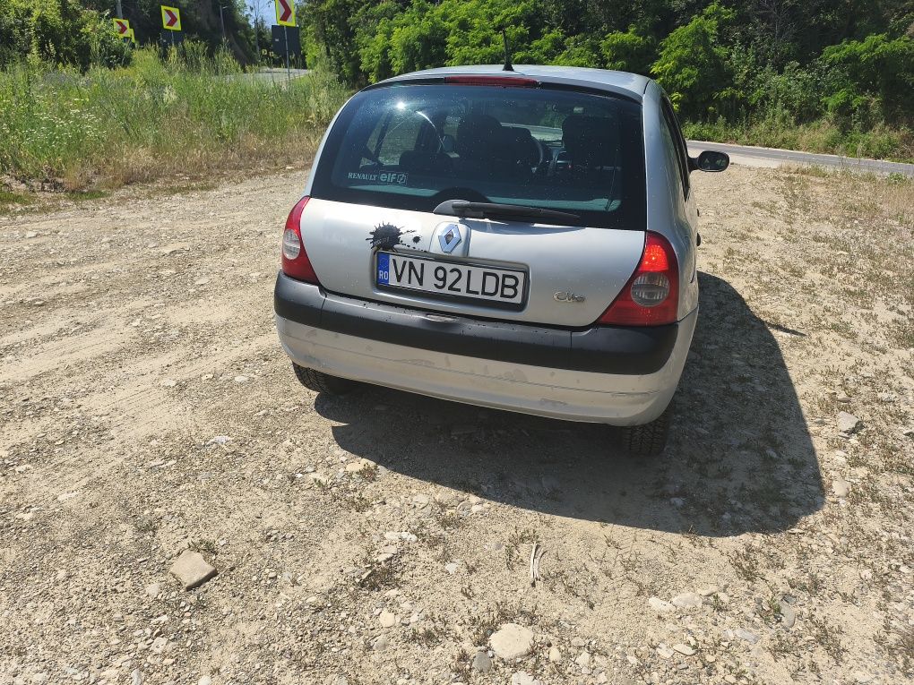 Vând Renault Clio 2 motor 12.16v proprietar fiscal pe loc