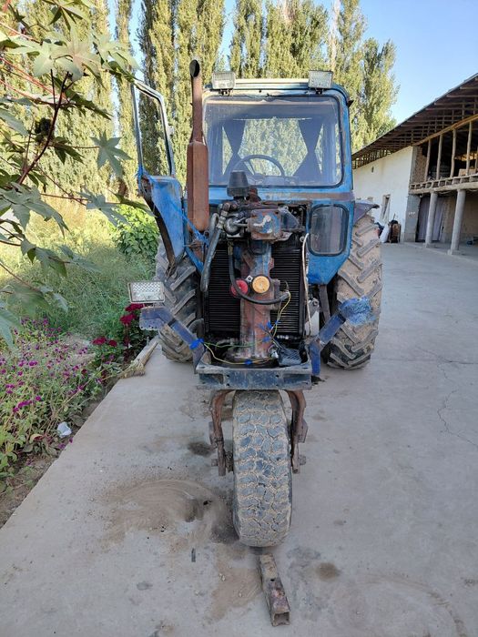 Belarus traktor sotiladi