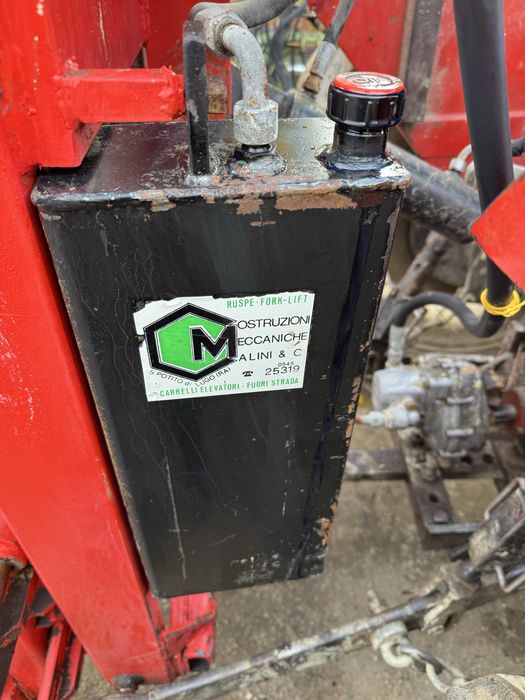 Stivuitor in tirantii tractorului cu bazin si pompa ulei