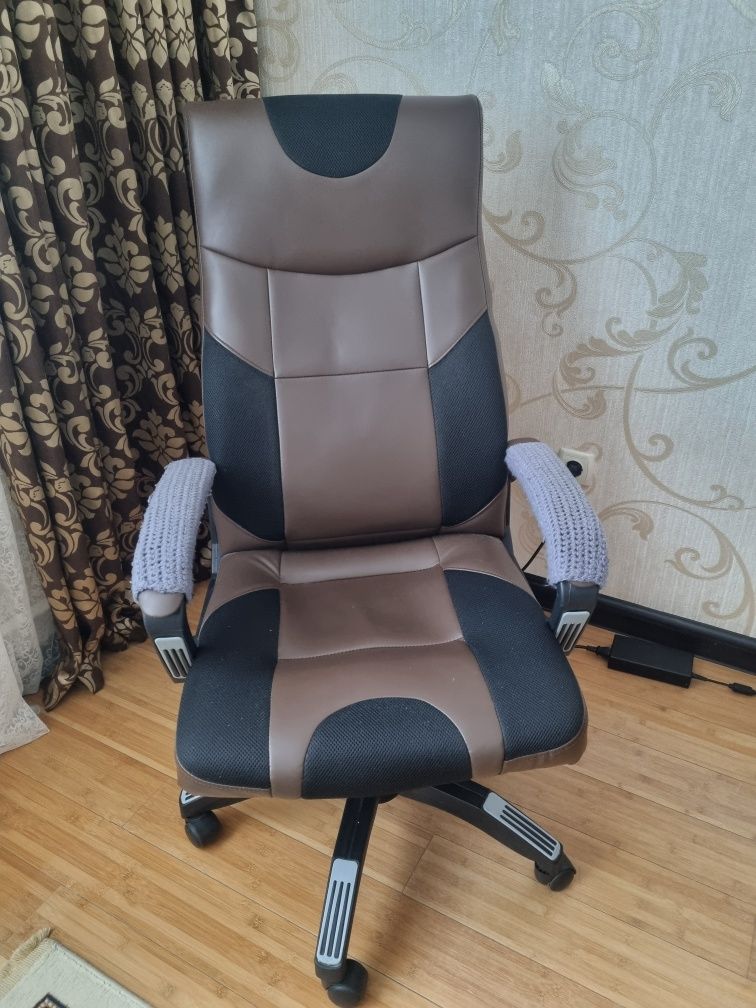 Офисное кресло с наклоном