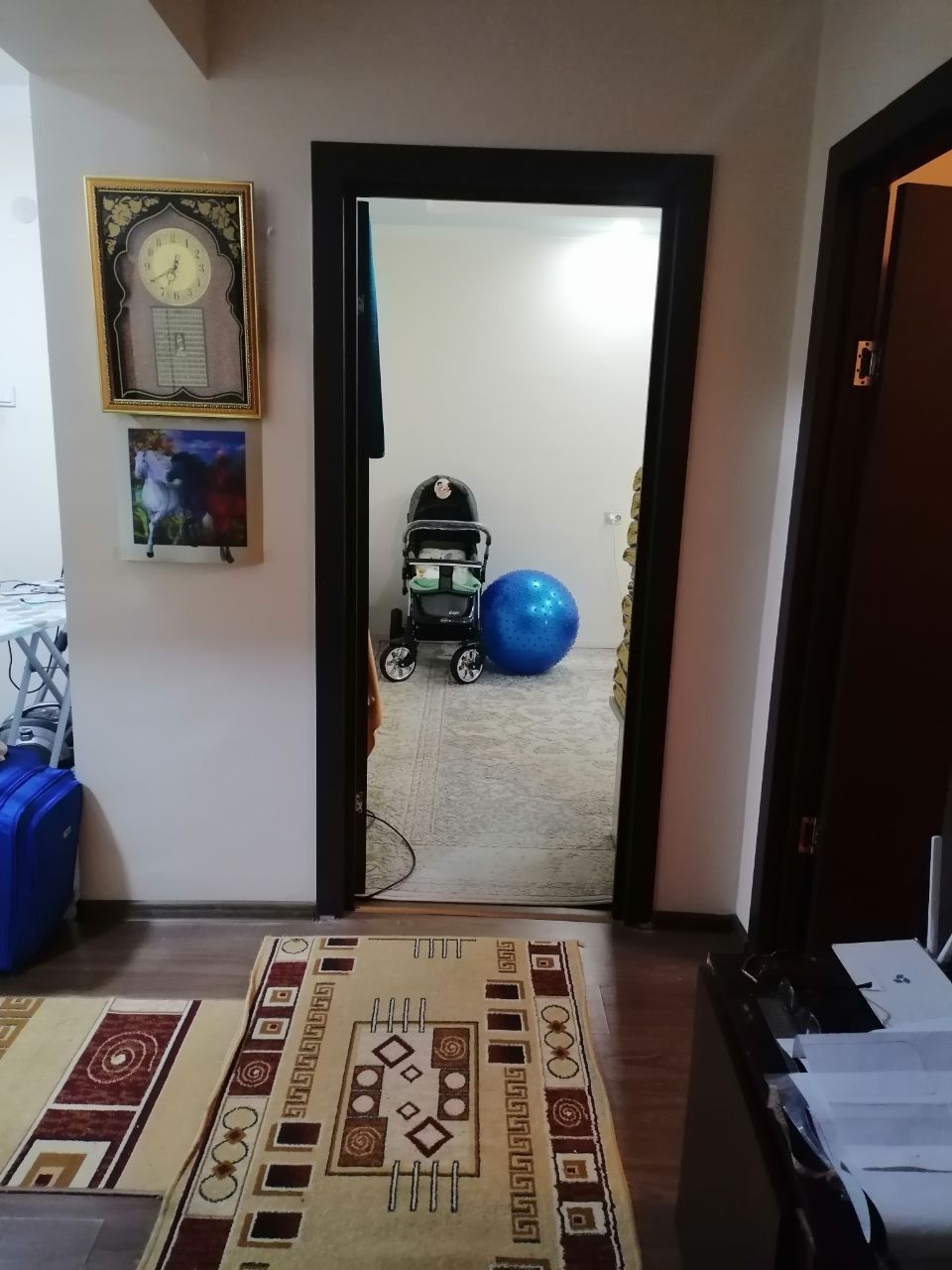 Квартира с возможностью бизнеса: 3 комнаты, 1 этаж, балкон под салон